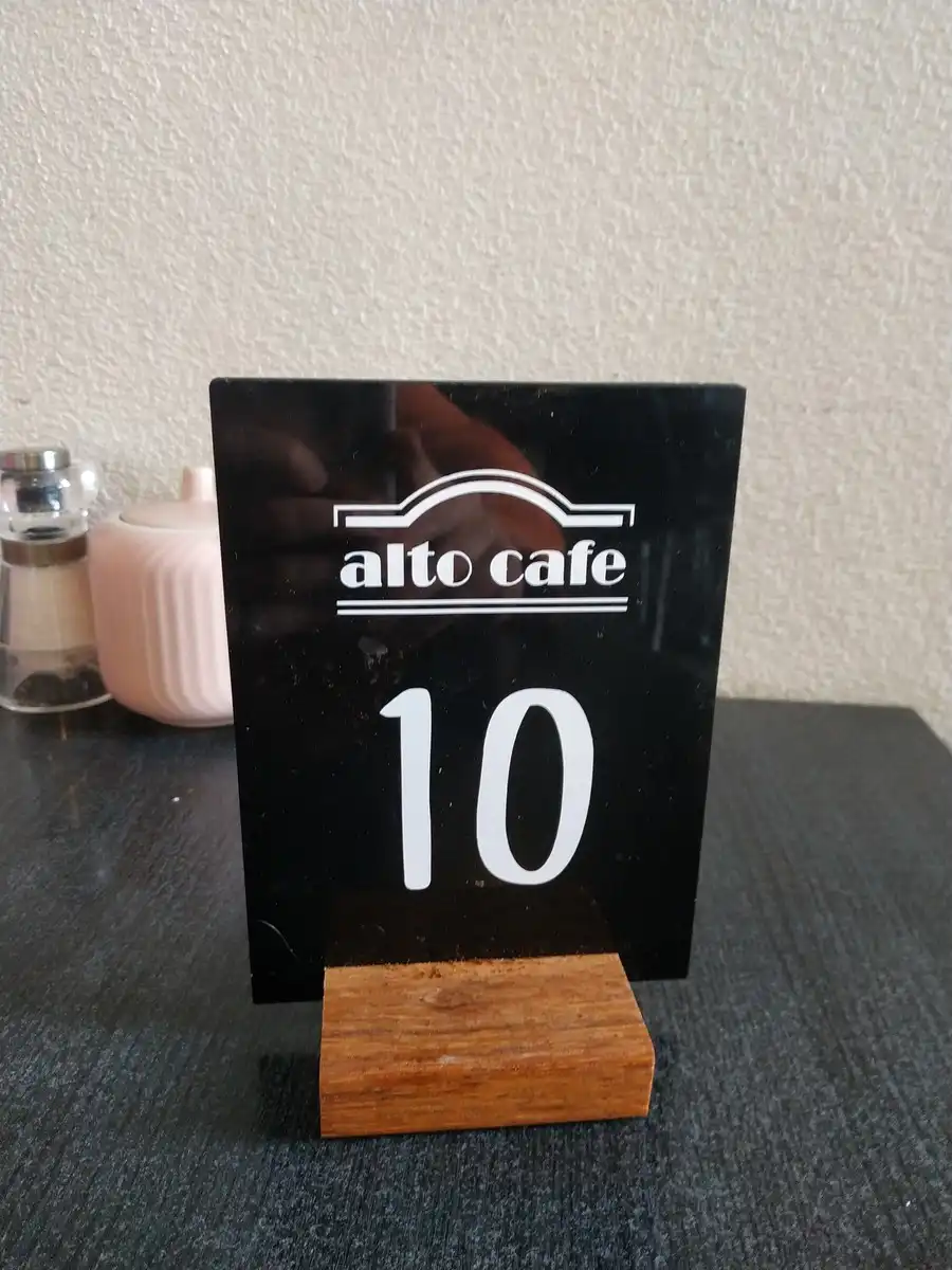 A café sign with the number 10