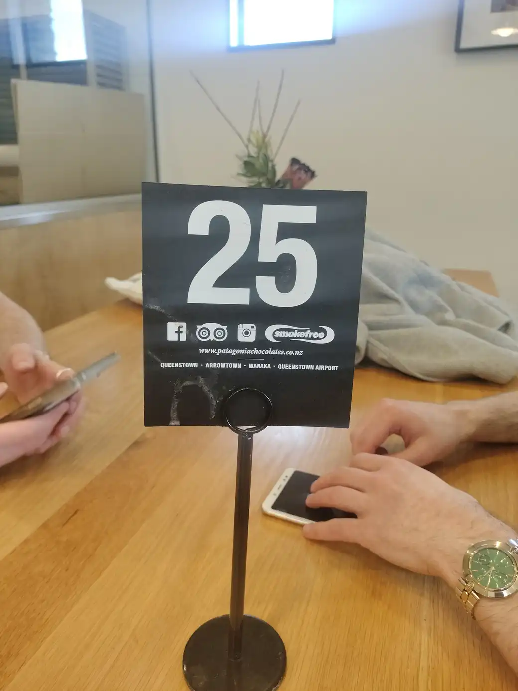 A café sign with the number 25