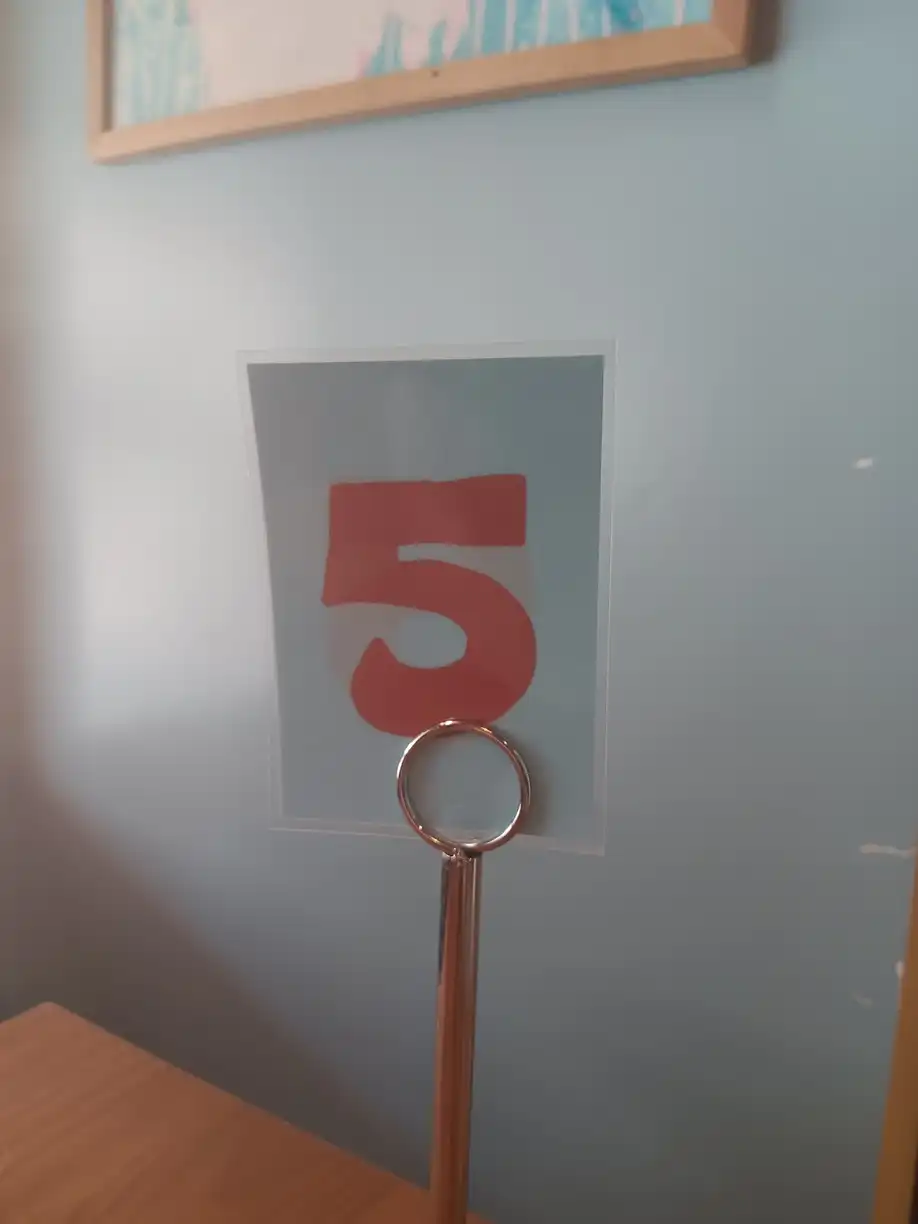 A café sign with the number 5